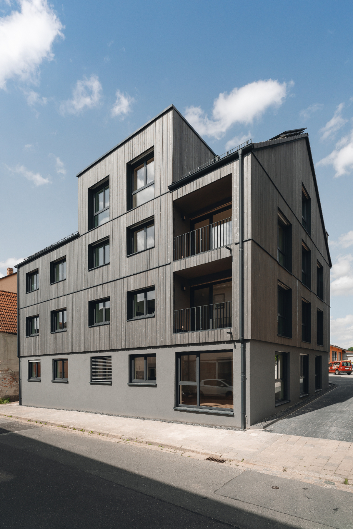 Das Mehrfamilienhaus in Auerbach umfasst zwölf Wohneinheiten inklusive Penthouse im Dachgeschoss. (Foto: RK Next Architekten) Das Mehrfamilienhaus in Auerbach umfasst zwölf Wohneinheiten inklusive Penthouse im Dachgeschoss. (Foto: RK Next Architekten)