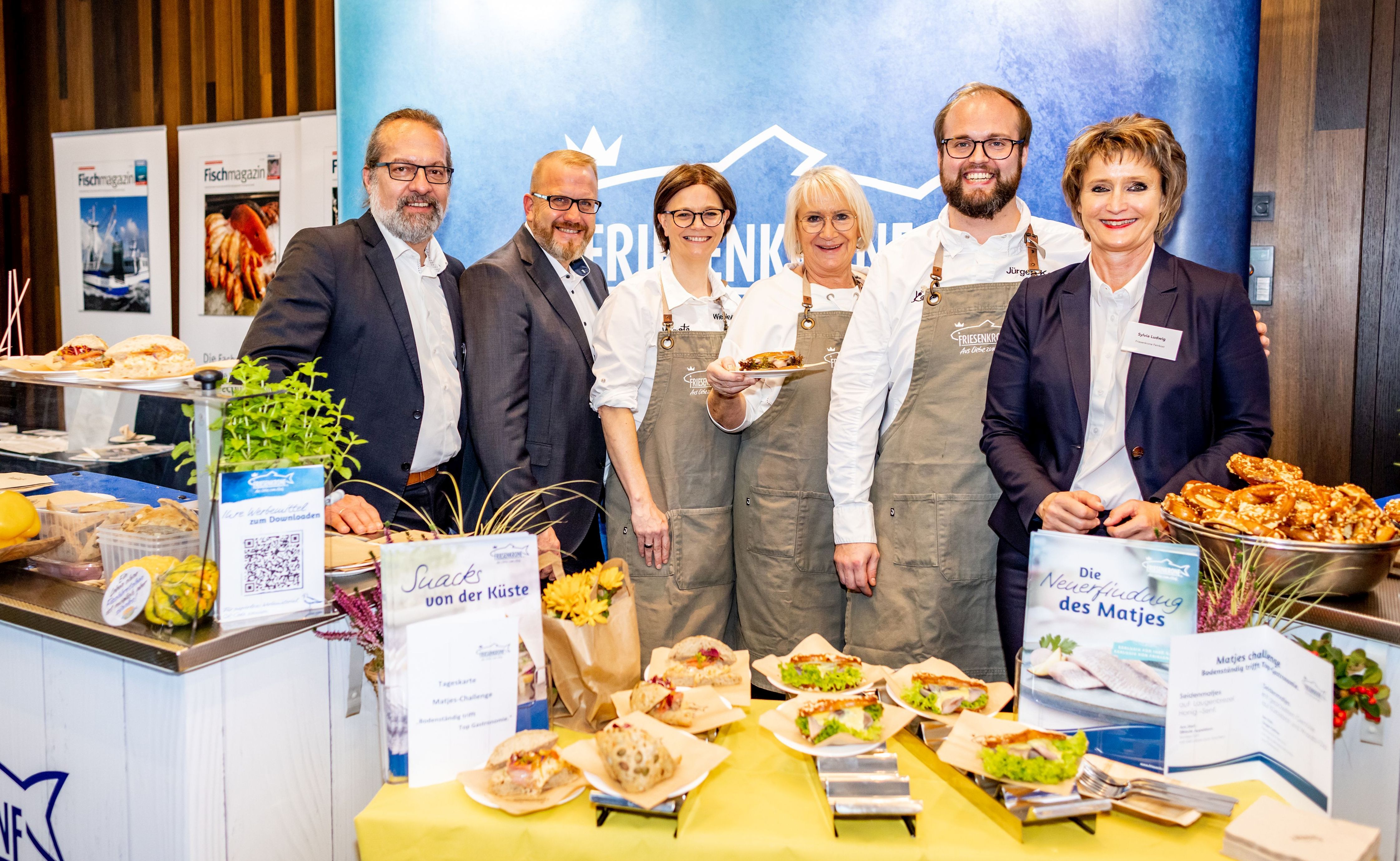 Freuen sichüber den Seafood Star 2023: das Friesenkrone-Vertriebsteam um Sylvia Ludwig (rechts). (Die Bildrechte liegen bei dem Verfasser der Mitteilung.) Freuen sichüber den Seafood Star 2023: das Friesenkrone-Vertriebsteam um Sylvia Ludwig (rechts). (Die Bildrechte liegen bei dem Verfasser der Mitteilung.)