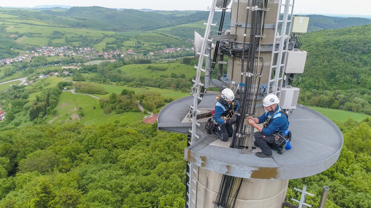 Mitarbeiter der ISS Deutschland führen Reparaturen an einem Telekommunikations-Sendemast durch. (© ISS Deutschland) Mitarbeiter der ISS Deutschland führen Reparaturen an einem Telekommunikations-Sendemast durch. (© ISS Deutschland)