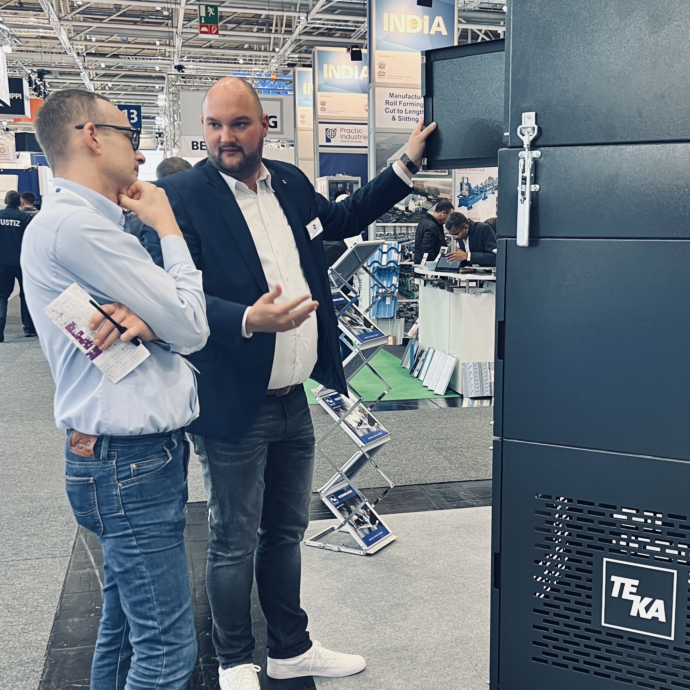 Simon Telöken im Gespräch mit Kunden auf der EuroBlech. Simon Telöken im Gespräch mit Kunden auf der EuroBlech.