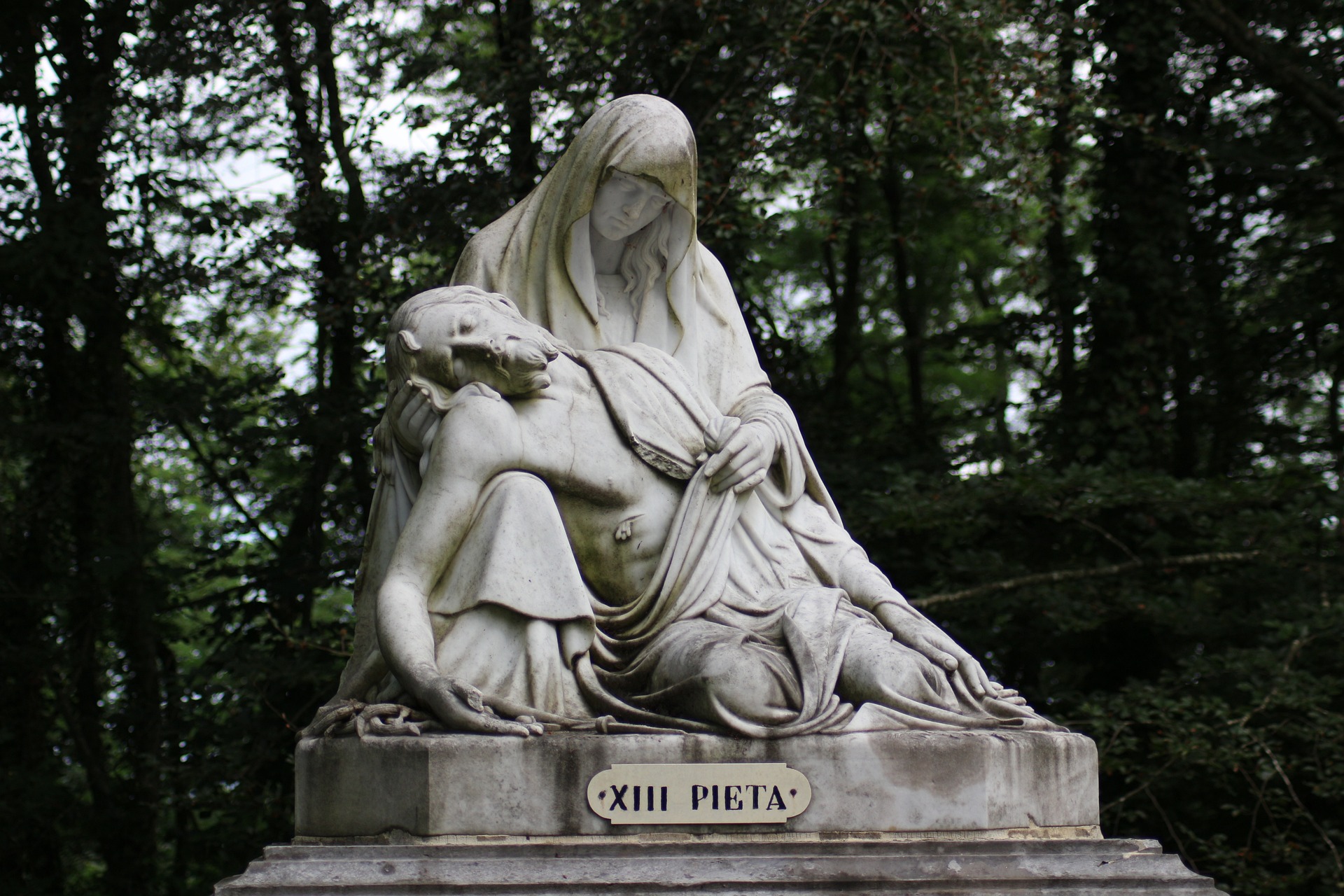 Statue mit der Aufschrift"Pieta" (Bildquelle: Bild von PhilGONDAS auf Pixabay) Statue mit der Aufschrift"Pieta" (Bildquelle: Bild von PhilGONDAS auf Pixabay)