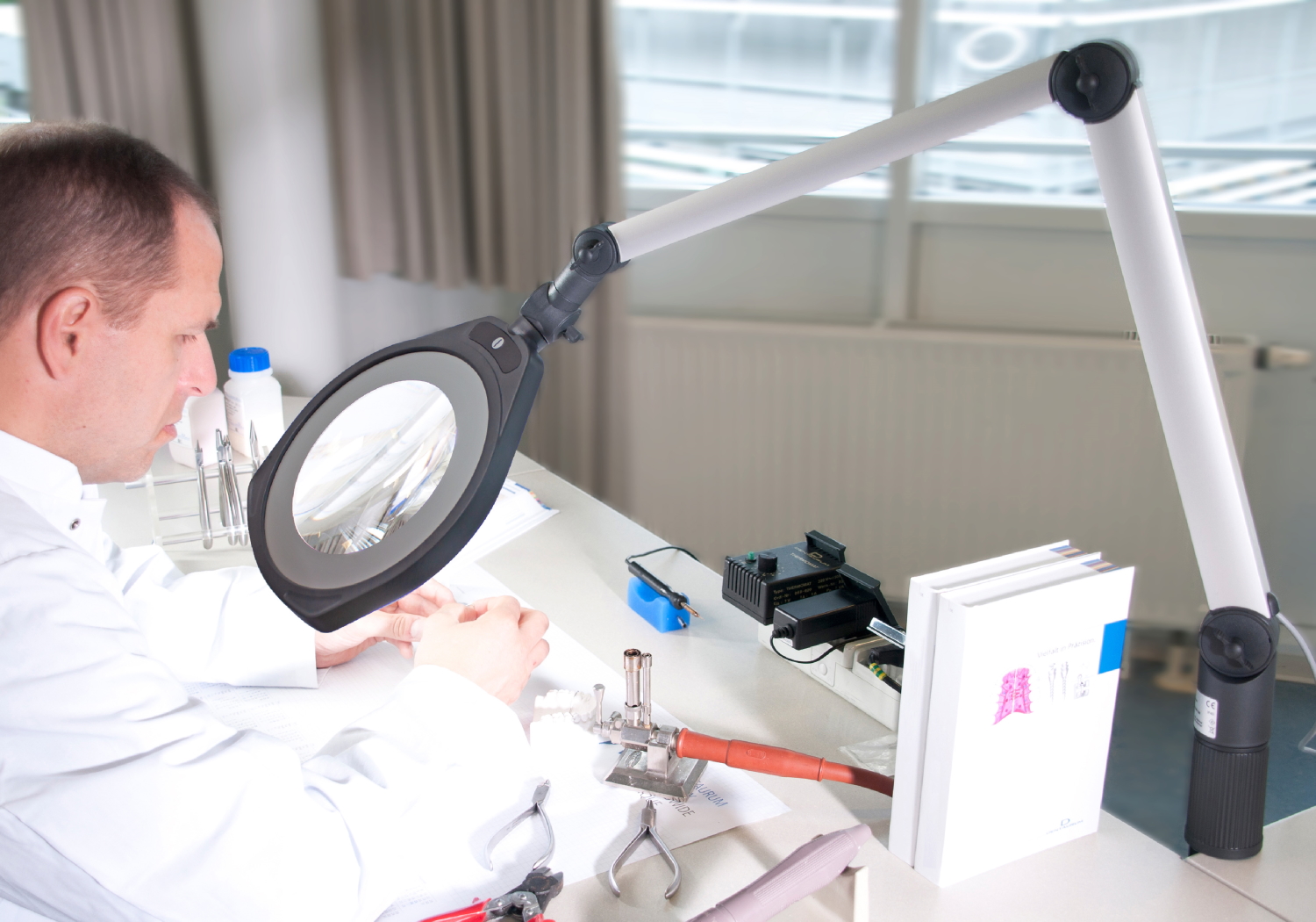 Die LED-Lupenleuchte LENSLED II bietet höchstmögliche Unterstützung bei anspruchsvollen Sehaufgaben. (Die Bildrechte liegen bei dem Verfasser der Mitteilung.) Die LED-Lupenleuchte LENSLED II bietet höchstmögliche Unterstützung bei anspruchsvollen Sehaufgaben. (Die Bildrechte liegen bei dem Verfasser der Mitteilung.)