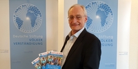 Dr. Michael Eckstein mit der Broschüre „Auf in die Welt“ ( Stiftung Völkerverständigung) Dr. Michael Eckstein mit der Broschüre „Auf in die Welt“ ( Stiftung Völkerverständigung)