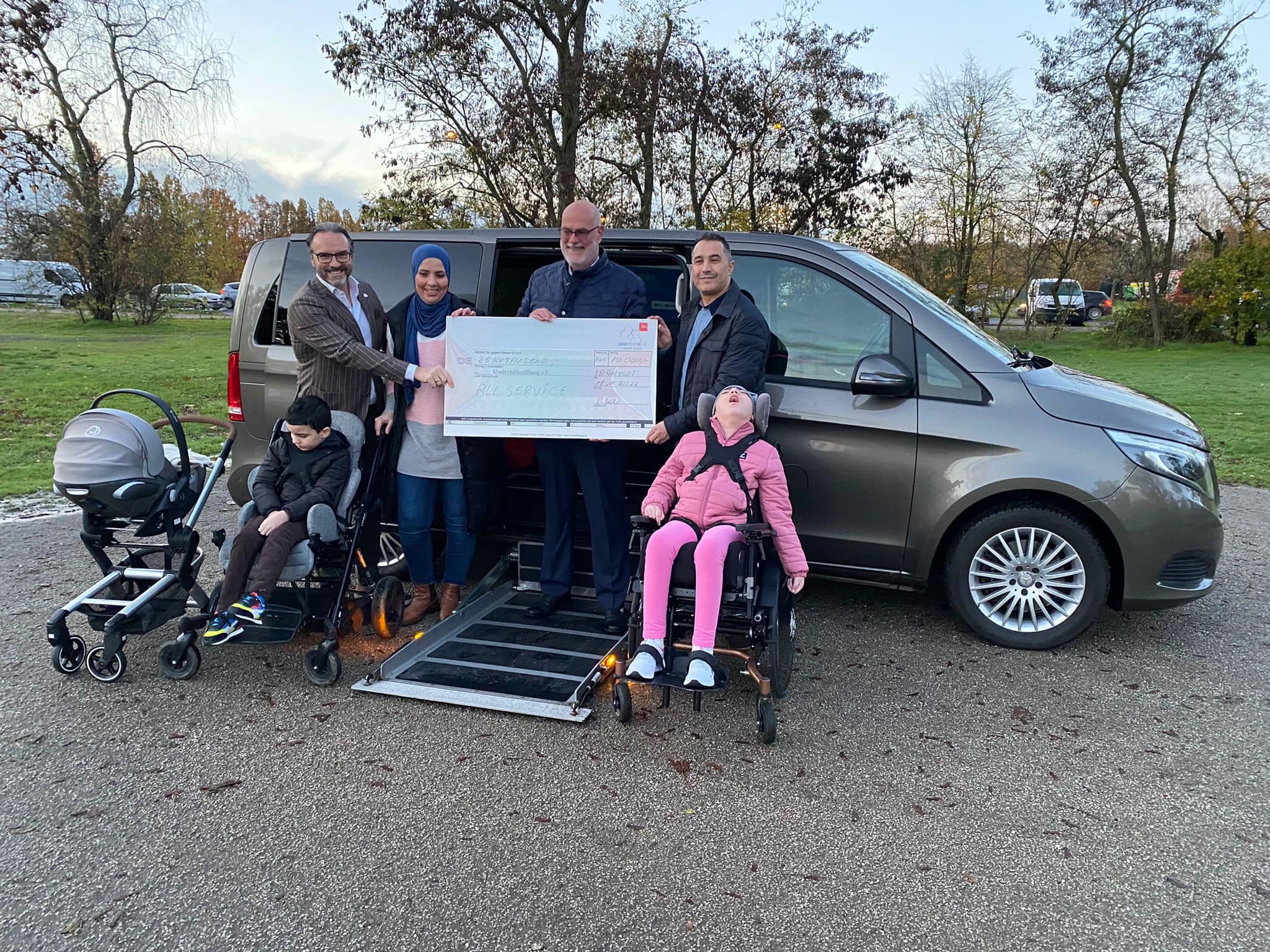 Spendenübergabe an Familie A. durch Dr. Michael Henning (links) und Peter Haller (mitte)