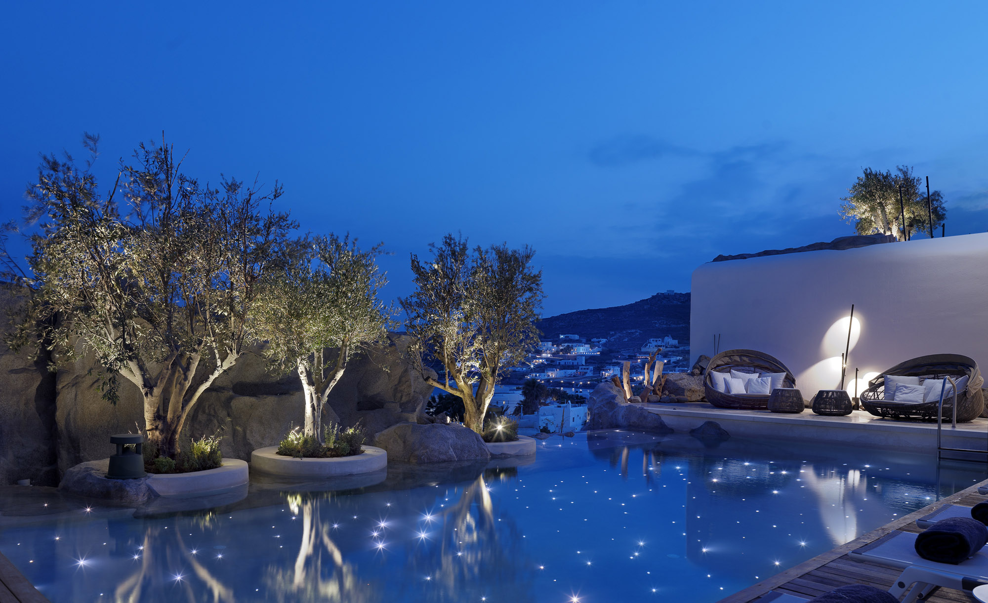 Der illuminierte Pool im Kensho Ornos Boutiquehotel auf Mykonos - ©Kensho Mykonos