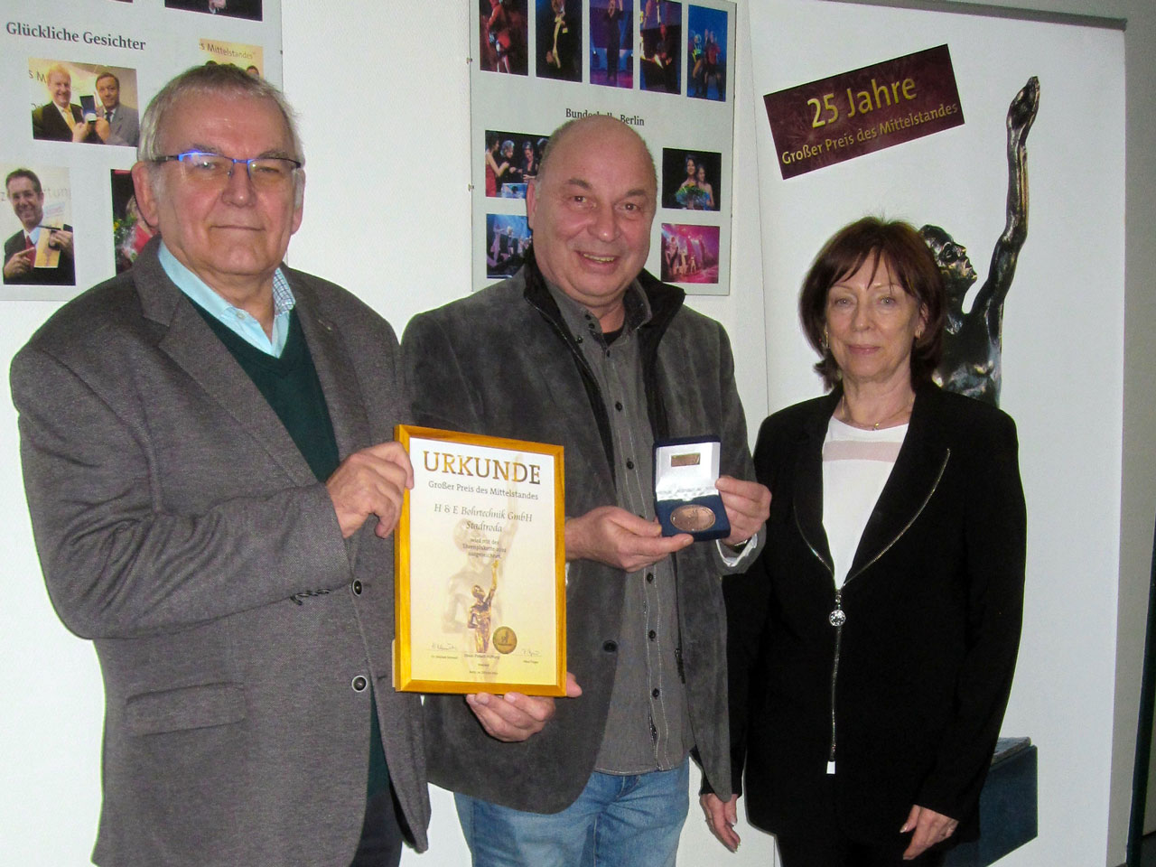 Geschäftsführer Thomas Heidler (Mitte) mit Dr. Helfried Schmidt und Petra Tröger. (Bildquelle: Gerald Tröger Oskar-Patzelt-Stiftung) Geschäftsführer Thomas Heidler (Mitte) mit Dr. Helfried Schmidt und Petra Tröger. (Bildquelle: Gerald Tröger Oskar-Patzelt-Stiftung)