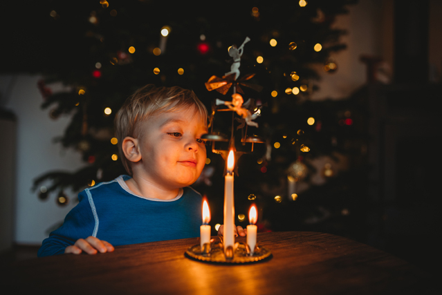 Eltern sollten ihre Kinder nicht unbeaufsichtigt in die Nähe von echten Kerzen lassen. (Bildquelle: ERGO Group) Eltern sollten ihre Kinder nicht unbeaufsichtigt in die Nähe von echten Kerzen lassen. (Bildquelle: ERGO Group)