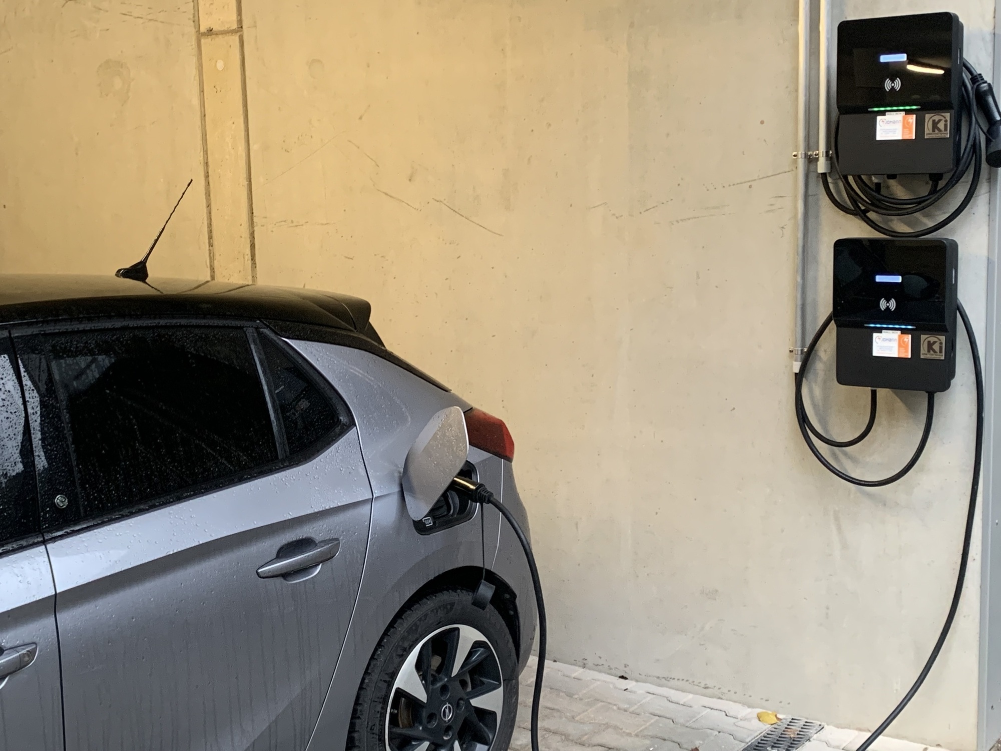 Installierte Kinetos® AC Power Rock Wallboxen auf dem Kanzleiparkplatz der Steuerberatung