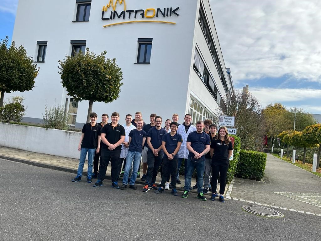 Auszubildende im Hause Limtronik (Die Bildrechte liegen bei dem Verfasser der Mitteilung.) Auszubildende im Hause Limtronik (Die Bildrechte liegen bei dem Verfasser der Mitteilung.)