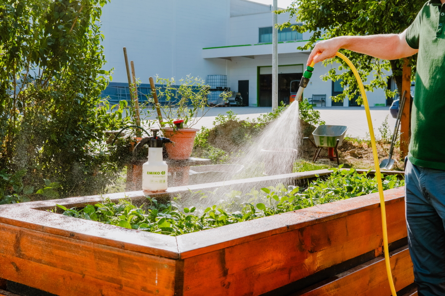 Gartenpflege mit den Produkten aus dem Hause EMIKO (Die Bildrechte liegen bei dem Verfasser der Mitteilung.) Gartenpflege mit den Produkten aus dem Hause EMIKO (Die Bildrechte liegen bei dem Verfasser der Mitteilung.)