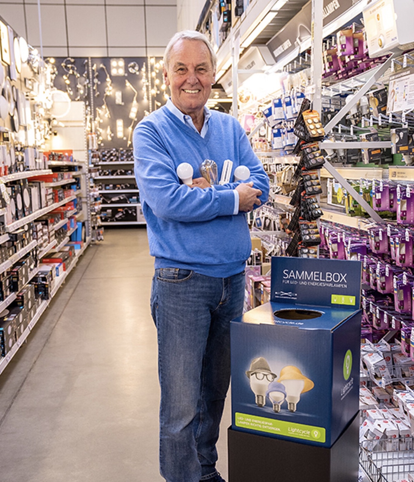 Pressefoto Lightcycle, Jörg Wontorra an der Sammelbox im toom Baumarkt Köln-Zollstock