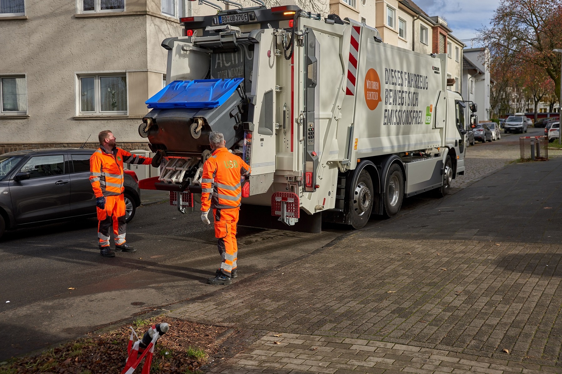 Der Papiersammler leert alle MGB vom 120 L bis zum MGB 1100 L. (Die Bildrechte liegen bei dem Verfasser der Mitteilung.)