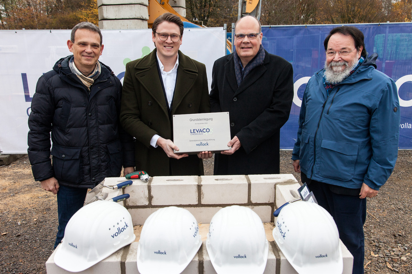 Strahlende Gesichter bei der Grundsteinlegung von LEVACO Chemicals. (Bildquelle: Jo Schwartz) Strahlende Gesichter bei der Grundsteinlegung von LEVACO Chemicals. (Bildquelle: Jo Schwartz)