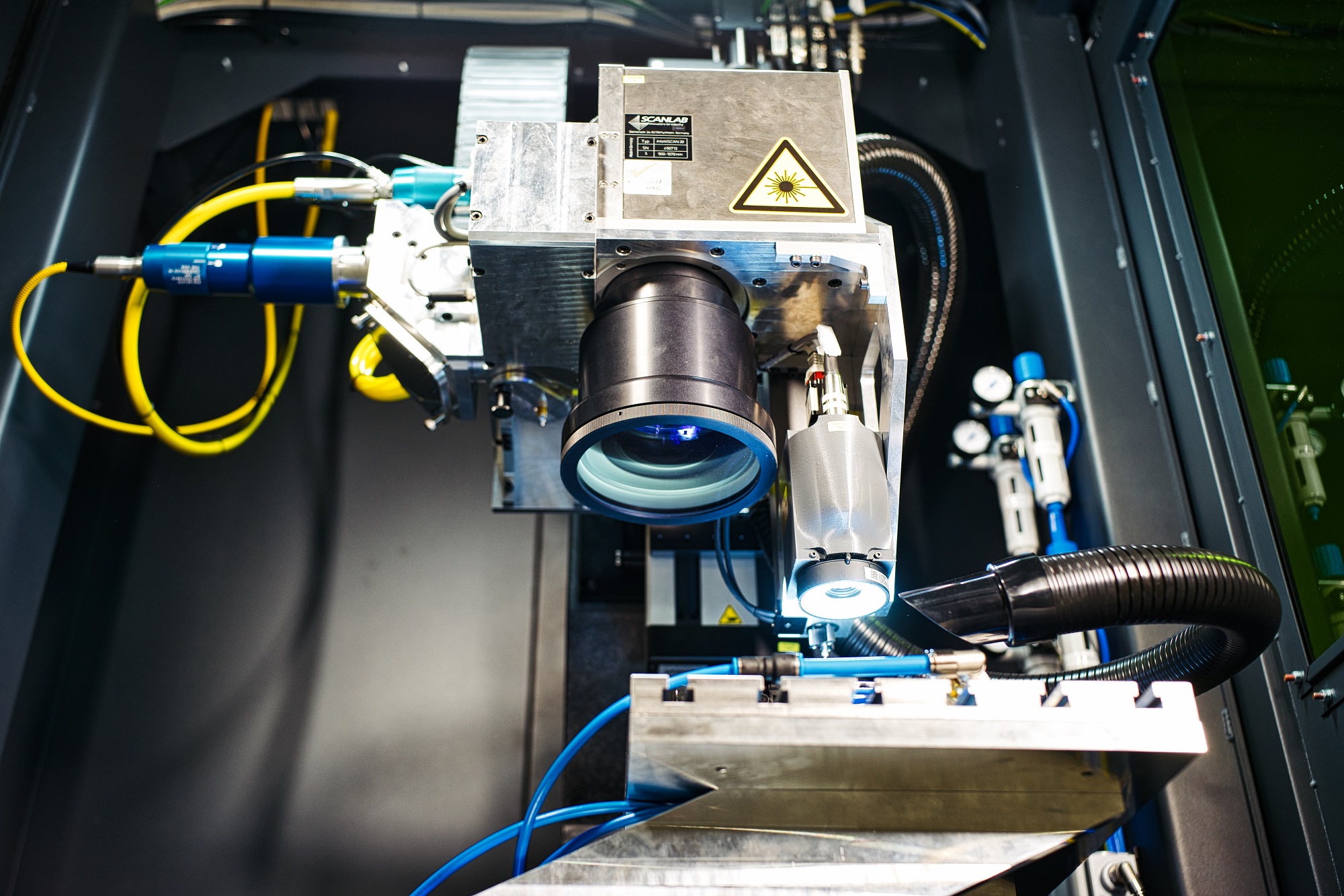 Die Lasermaschine RDX2Fiber wurde Ende Oktober der Firma Schunk Gerhard Carbon Technology GmbH übergeben. ©Pulsar Photonics GmbH. Die Lasermaschine RDX2Fiber wurde Ende Oktober der Firma Schunk Gerhard Carbon Technology GmbH übergeben. ©Pulsar Photonics GmbH.