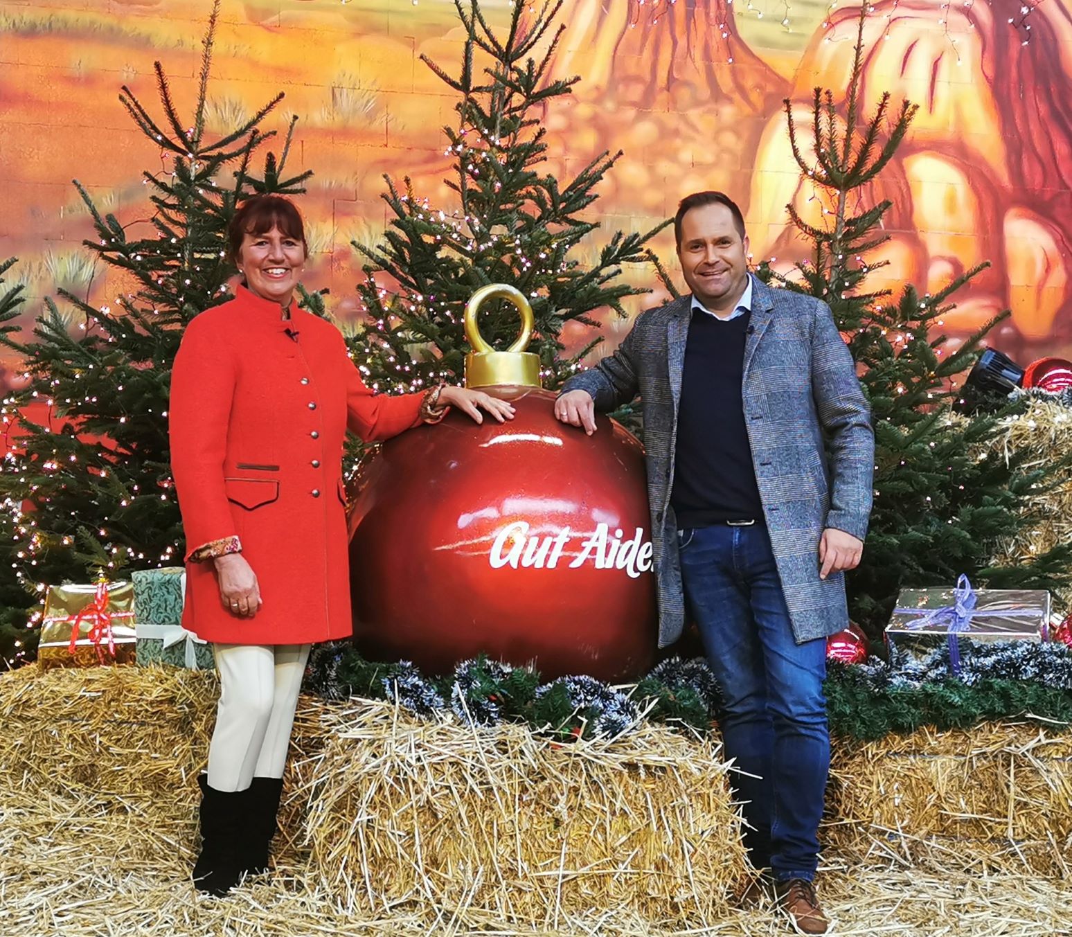 Annette Engelhardt u. Jan Kunath moderieren den GUT AIDERBICHL WEIHNACHTSZAUBER (Die Bildrechte liegen bei dem Verfasser der Mitteilung.) Annette Engelhardt u. Jan Kunath moderieren den GUT AIDERBICHL WEIHNACHTSZAUBER (Die Bildrechte liegen bei dem Verfasser der Mitteilung.)