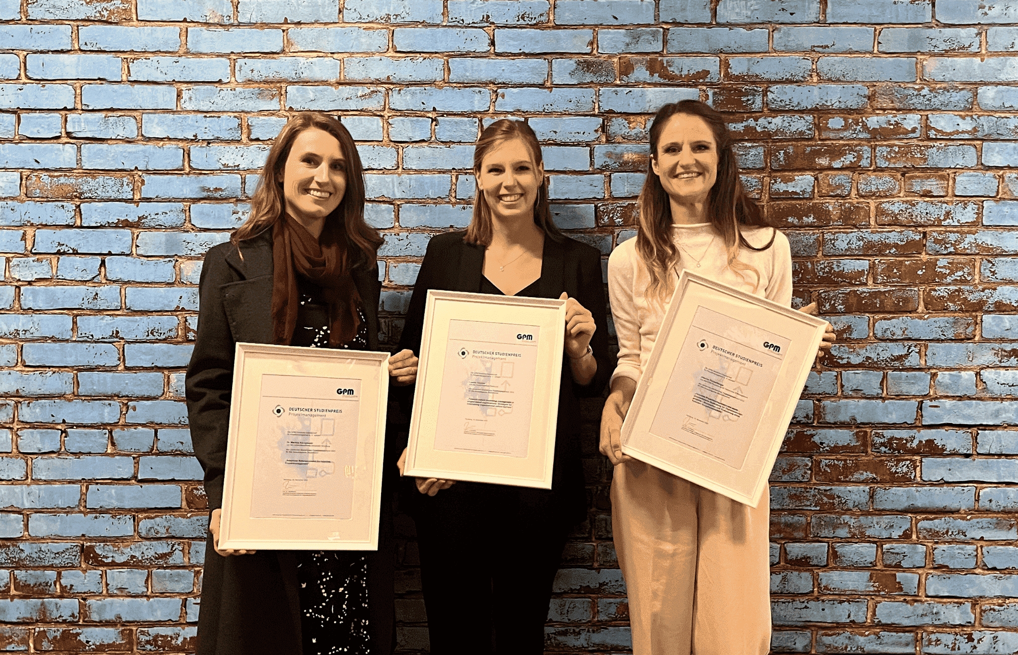 Gewinnerinnen DSPM 2022, v. l. n. r.: Dr. Martina Königbauer, Leonie Knoche, Désirée Fichtelberger (Die Bildrechte liegen bei dem Verfasser der Mitteilung.)