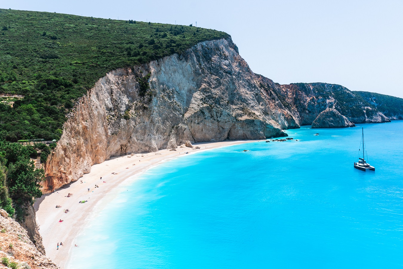 Wer den Anker vor dem Traumstrand Porto Katsiki auf Lefkada auswirft, spart sich knapp 100 Stufen, die zum Strand hinunterführen. Wer den Anker vor dem Traumstrand Porto Katsiki auf Lefkada auswirft, spart sich knapp 100 Stufen, die zum Strand hinunterführen.