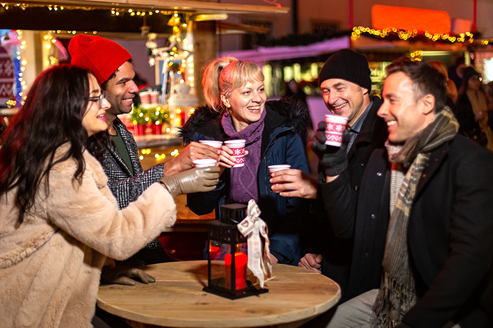 Mit den Kolleg:innen auf den Christkindlmarkt gehen (Bildquelle: paul prescott/stock.adobe.com) Mit den Kolleg:innen auf den Christkindlmarkt gehen (Bildquelle: paul prescott/stock.adobe.com)