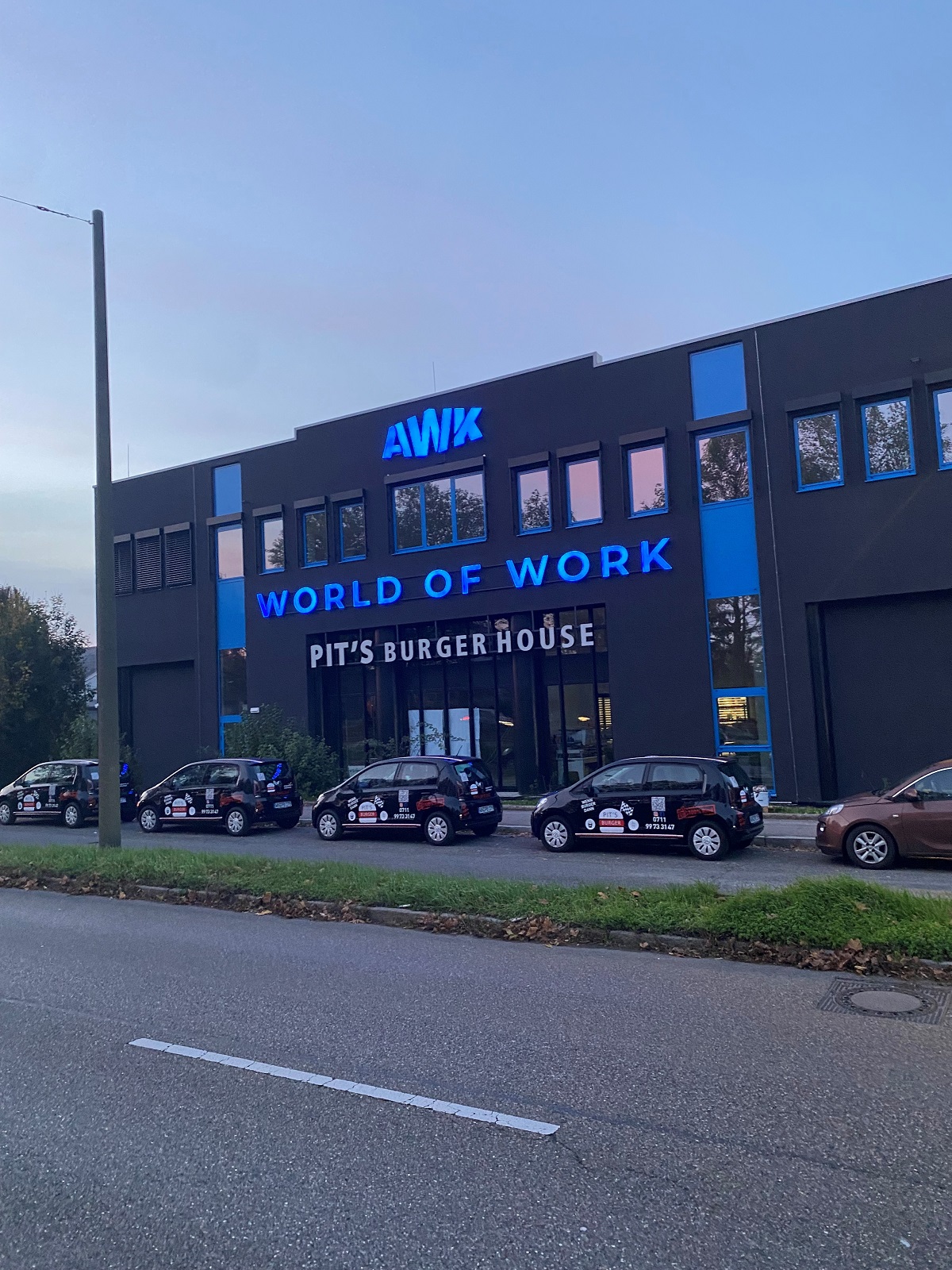 Außenansicht des AWK WORLD OF WORK in der Stuttgarter Straße 112 in Fellbach, Nähe Stuttgart (Die Bildrechte liegen bei dem Verfasser der Mitteilung.) Außenansicht des AWK WORLD OF WORK in der Stuttgarter Straße 112 in Fellbach, Nähe Stuttgart (Die Bildrechte liegen bei dem Verfasser der Mitteilung.)