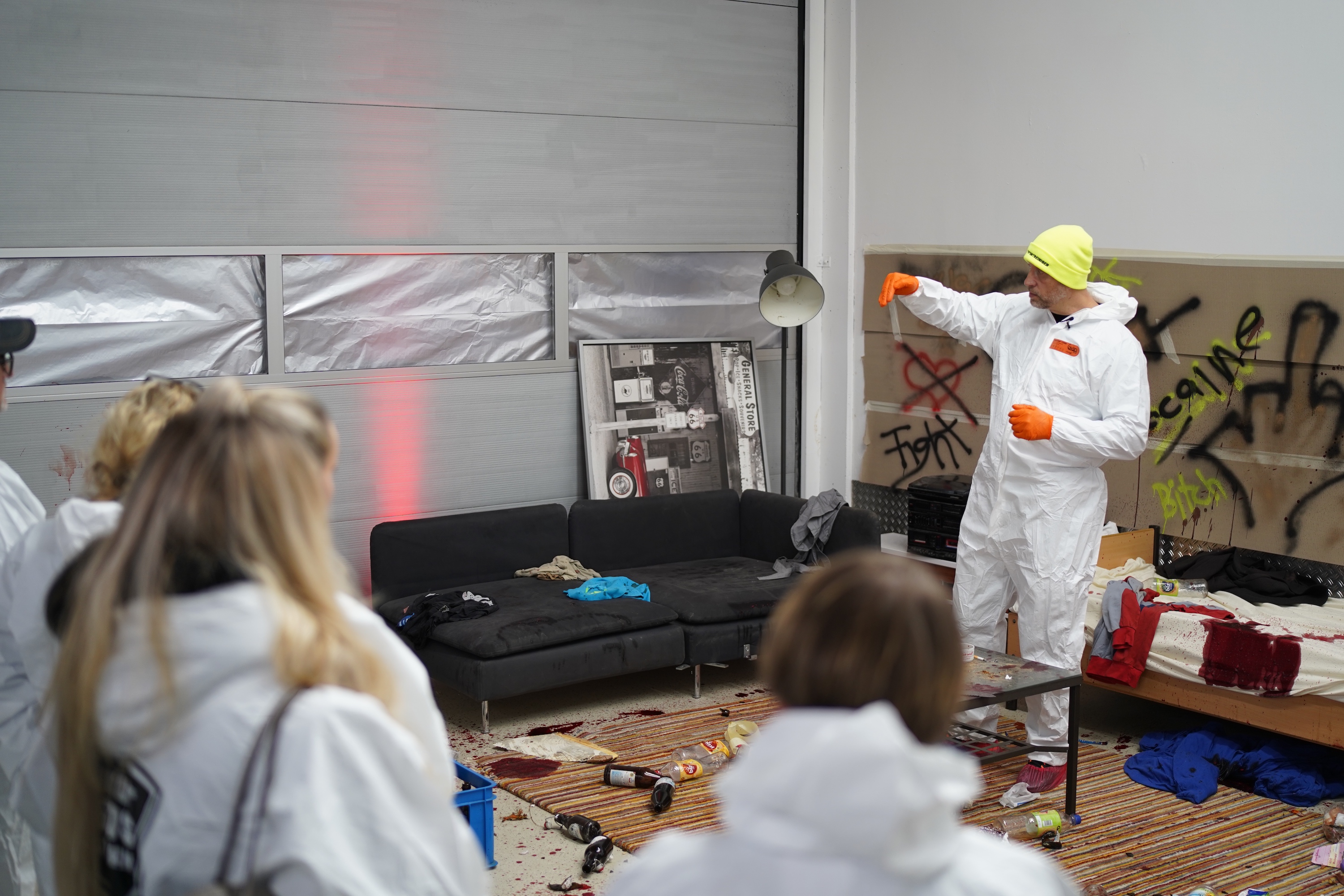Gebannt folgten die Teilnehmer den Ausführungen von Tatortreiniger Marcell Engel. Foto: Robin Heirich Gebannt folgten die Teilnehmer den Ausführungen von Tatortreiniger Marcell Engel. Foto: Robin Heirich