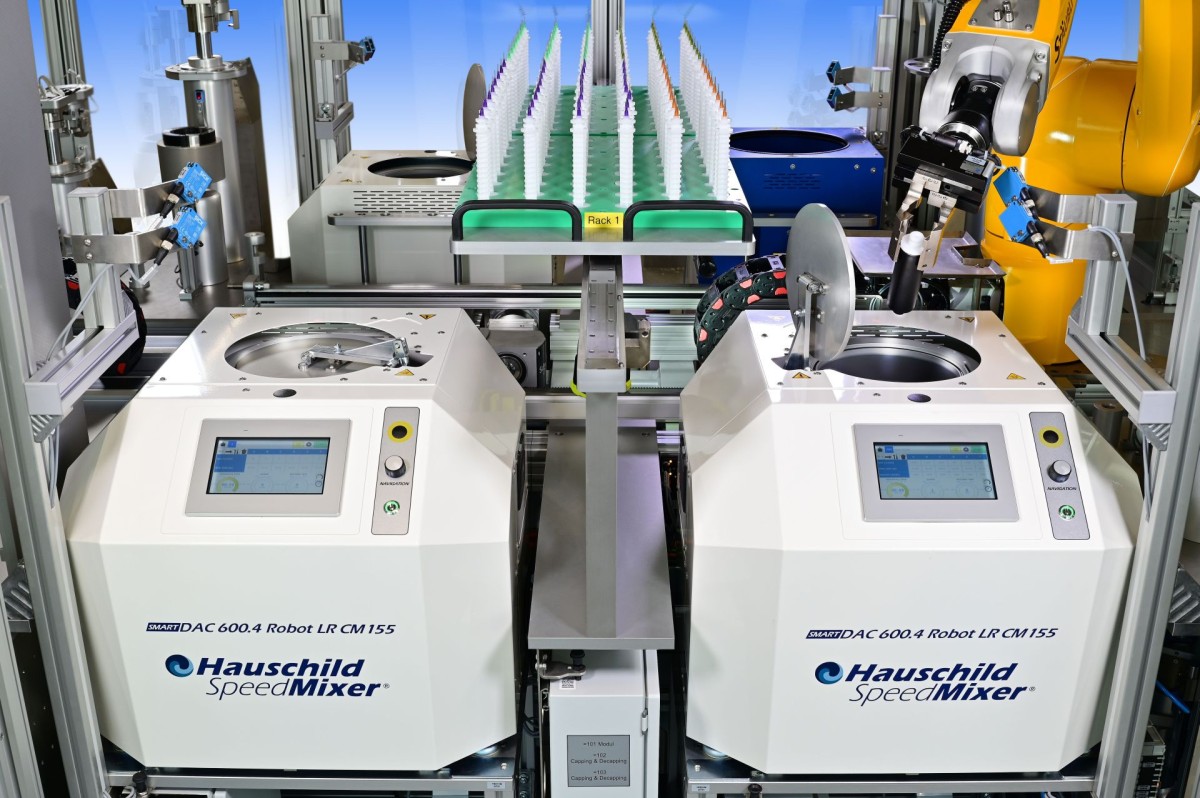 Drei Vakuum Hauschild SpeedMixer® sind in vollautomatische Anlage von Füll Lab Automation integriert (© Füll Lab Automation GmbH) Drei Vakuum Hauschild SpeedMixer® sind in vollautomatische Anlage von Füll Lab Automation integriert (© Füll Lab Automation GmbH)