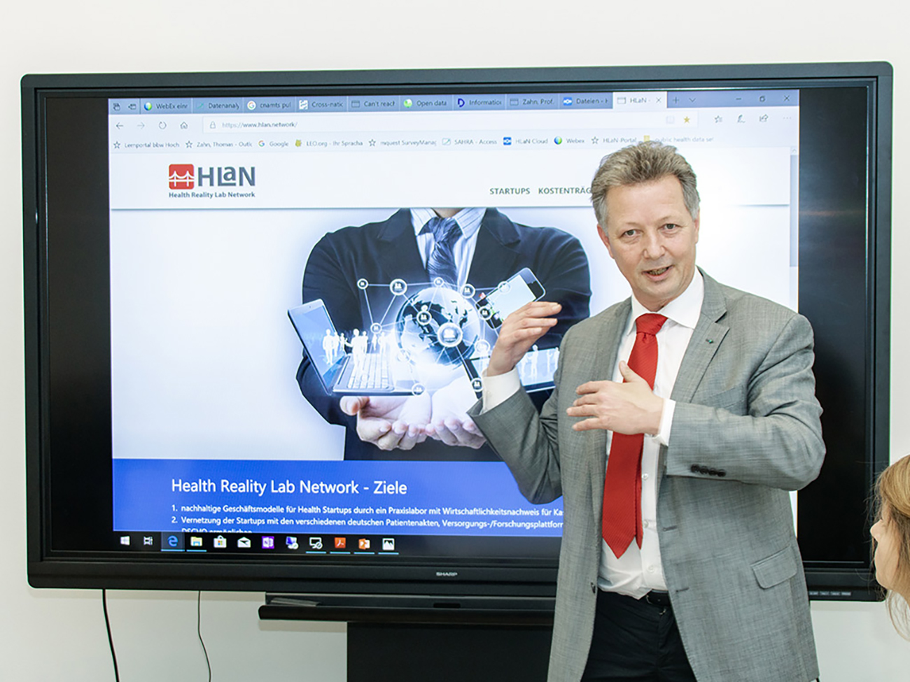 Prof. Dr.-Ing. Thomas P. Zahn, Leiter des fib Forschungsinstituts der bbw Hochschule, ist für das HLaN-Projekt verantwortlich. Prof. Dr.-Ing. Thomas P. Zahn, Leiter des fib Forschungsinstituts der bbw Hochschule, ist für das HLaN-Projekt verantwortlich.