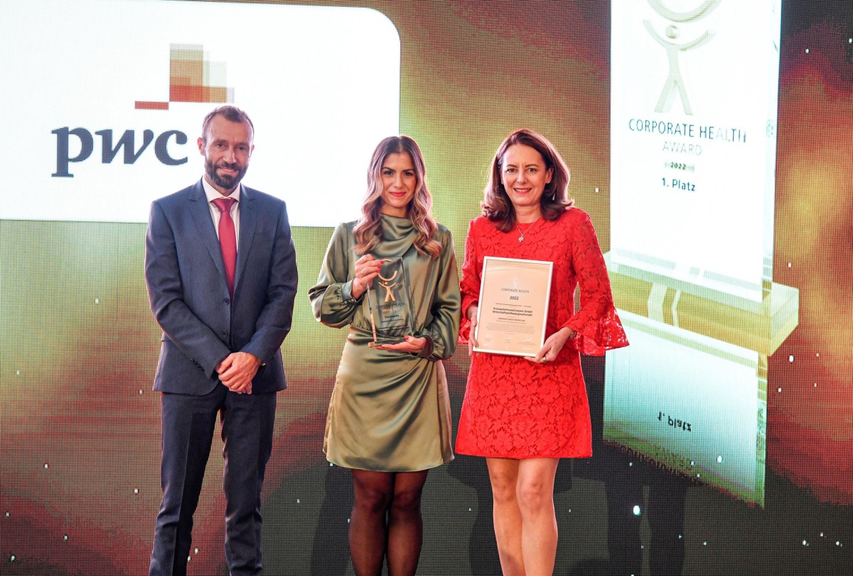 v.l.n.r.: Oliver Bertram (Men's Health & Women's Health), Natascha Scheer & Birthe Stegmann (PwC) (© EUPD/Wenski)