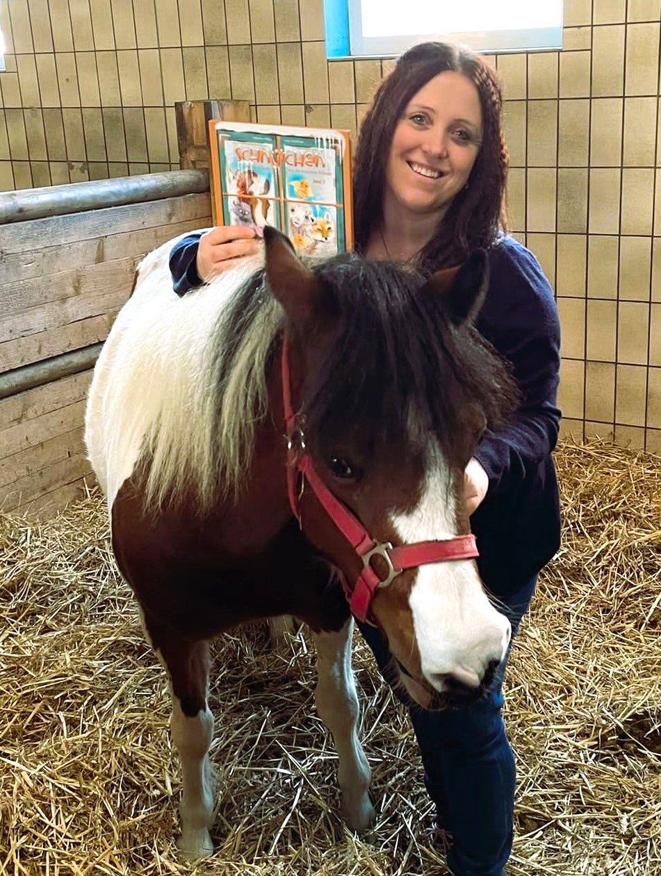 Autorin Katharina Hilberg und ihr Kinderbuchstar Schnütchen Tessa von der Ballermann Ranch (Die Bildrechte liegen bei dem Verfasser der Mitteilung.)