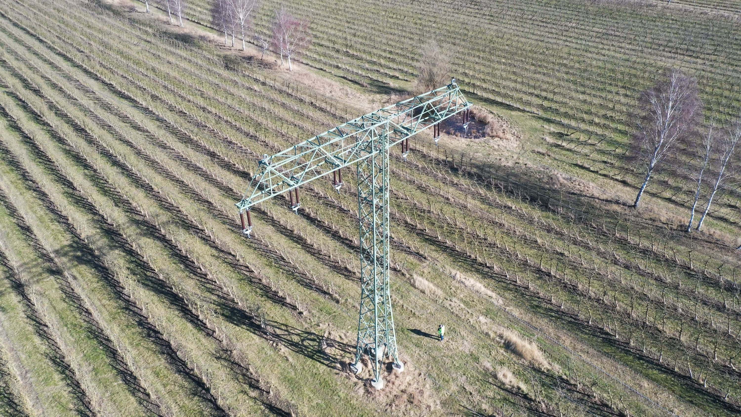 Digitalisierung: Netzbetreiber E.DIS erhöht Versorgungssicherheit in Brandenburg und Mecklenburg-Vorpommern mit Hilfe von Drohnen. Digitalisierung: Netzbetreiber E.DIS erhöht Versorgungssicherheit in Brandenburg und Mecklenburg-Vorpommern mit Hilfe von Drohnen.