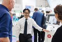 Jerry Li von Wincomm verdeutlicht die Unterschiede zum All-in-one-Touchscreen-Panel-PC von IEI. 