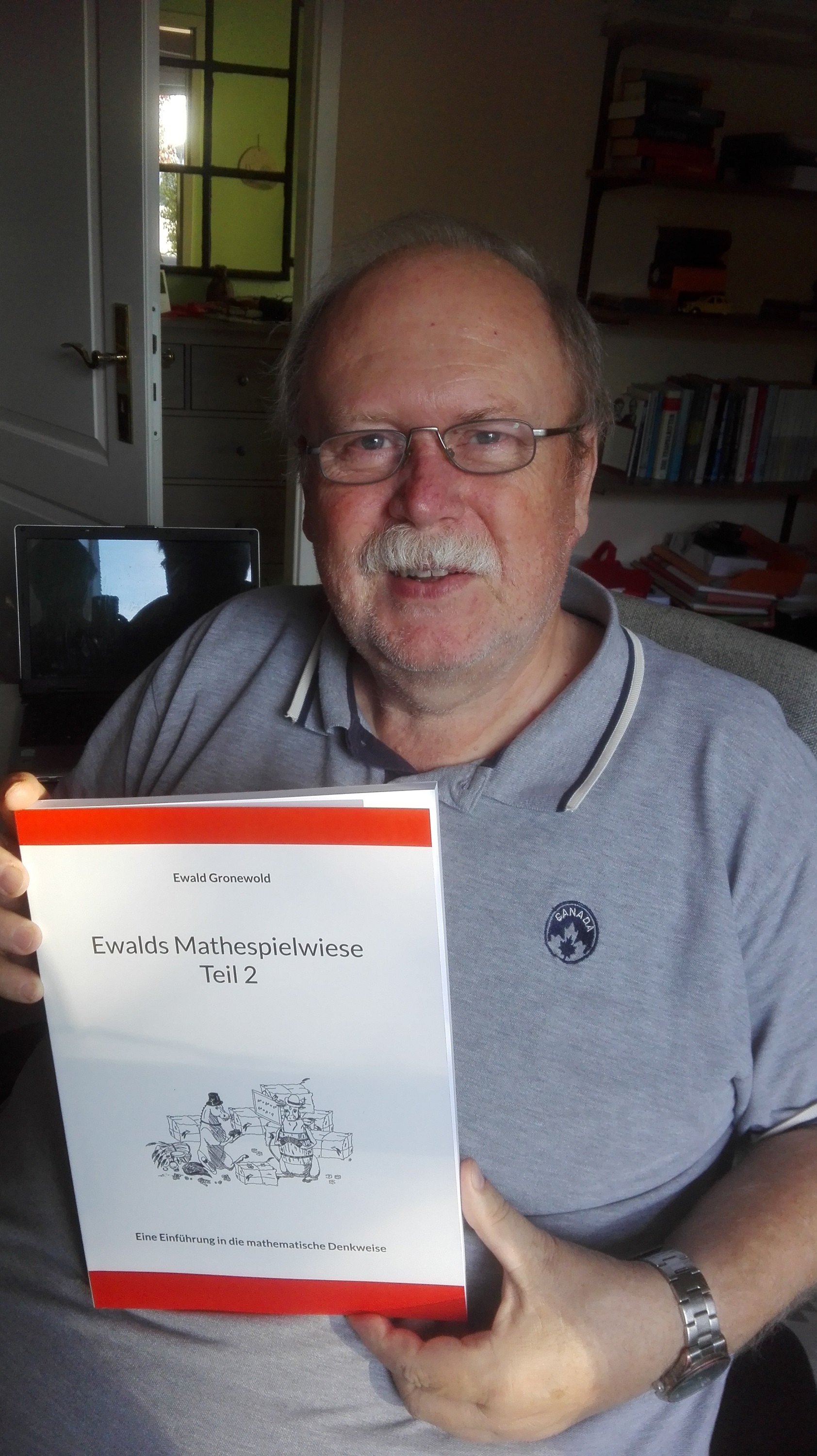 Der Autor mit seinem neu erschienenen Buch Der Autor mit seinem neu erschienenen Buch