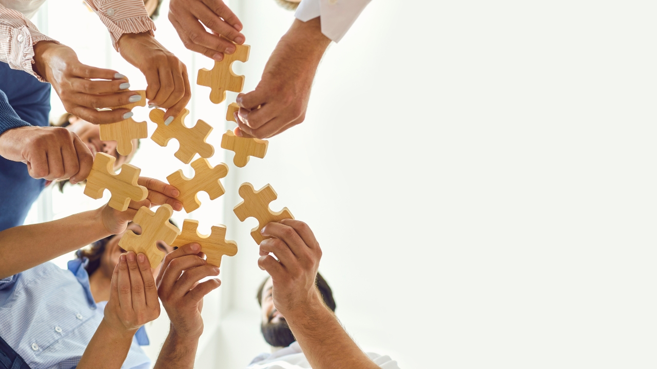Mit Managed Services dem Fachkräftemangel begegnen (Bildquelle: Team-Puzzle von studioroman auf Canva)