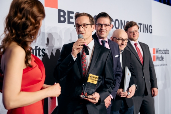 Das PTA-Team nimmt den Best of Consulting Award 2022 entgegen (Bildquelle: Frank Beer / Tim Frankenheim) Das PTA-Team nimmt den Best of Consulting Award 2022 entgegen (Bildquelle: Frank Beer / Tim Frankenheim)