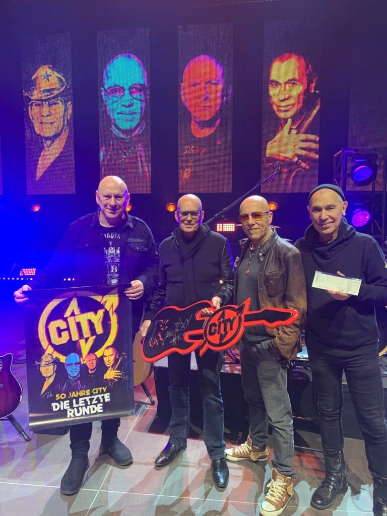 Die Band City präsentiert das Fanpaket _ (c)NDR (Die Bildrechte liegen bei dem Verfasser der Mitteilung.)