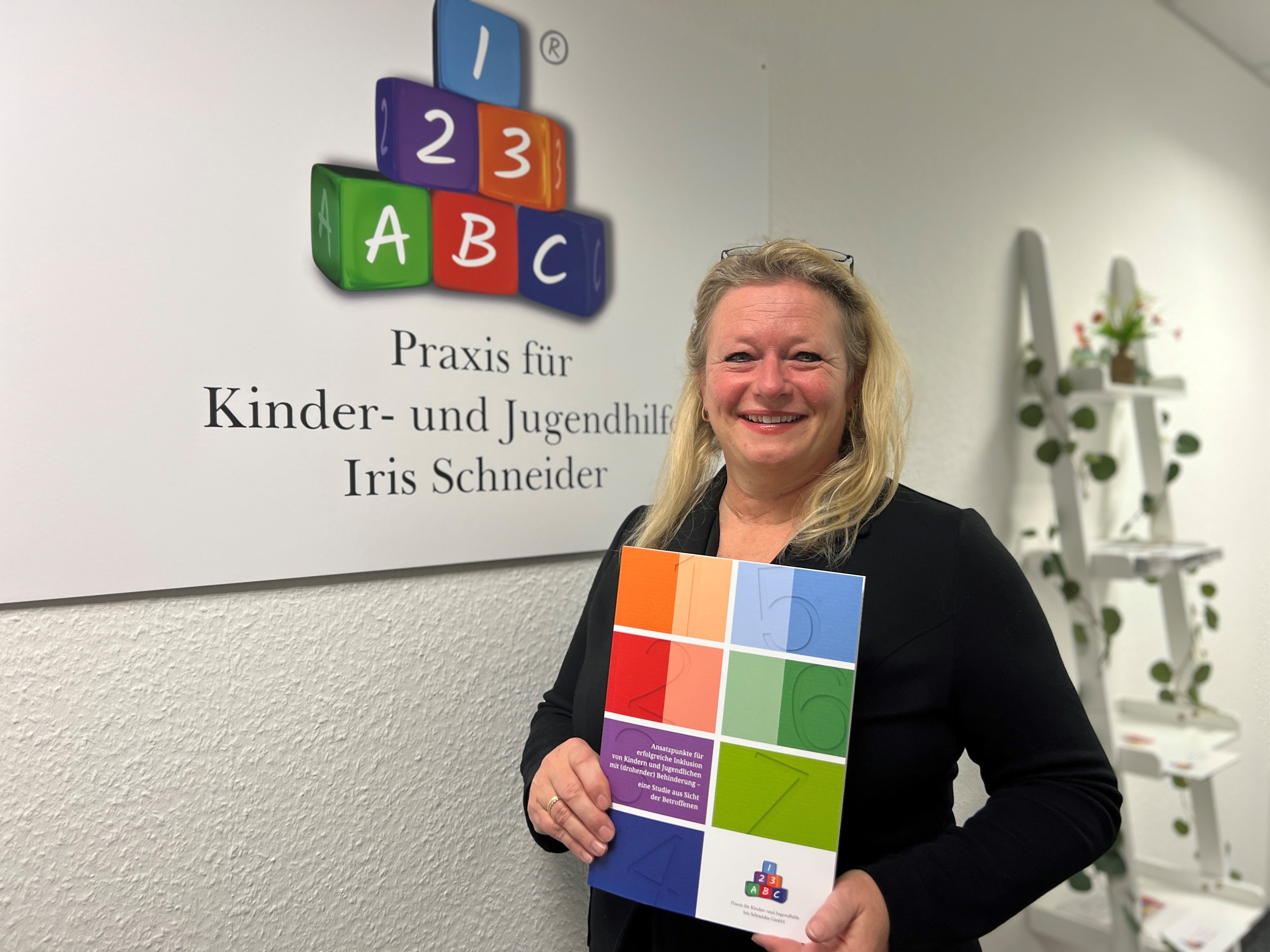 Iris Schneider mit der Inklusionsstudie der Praxis für Kinder- und Jugendhilfe Iris Schneider. Iris Schneider mit der Inklusionsstudie der Praxis für Kinder- und Jugendhilfe Iris Schneider.