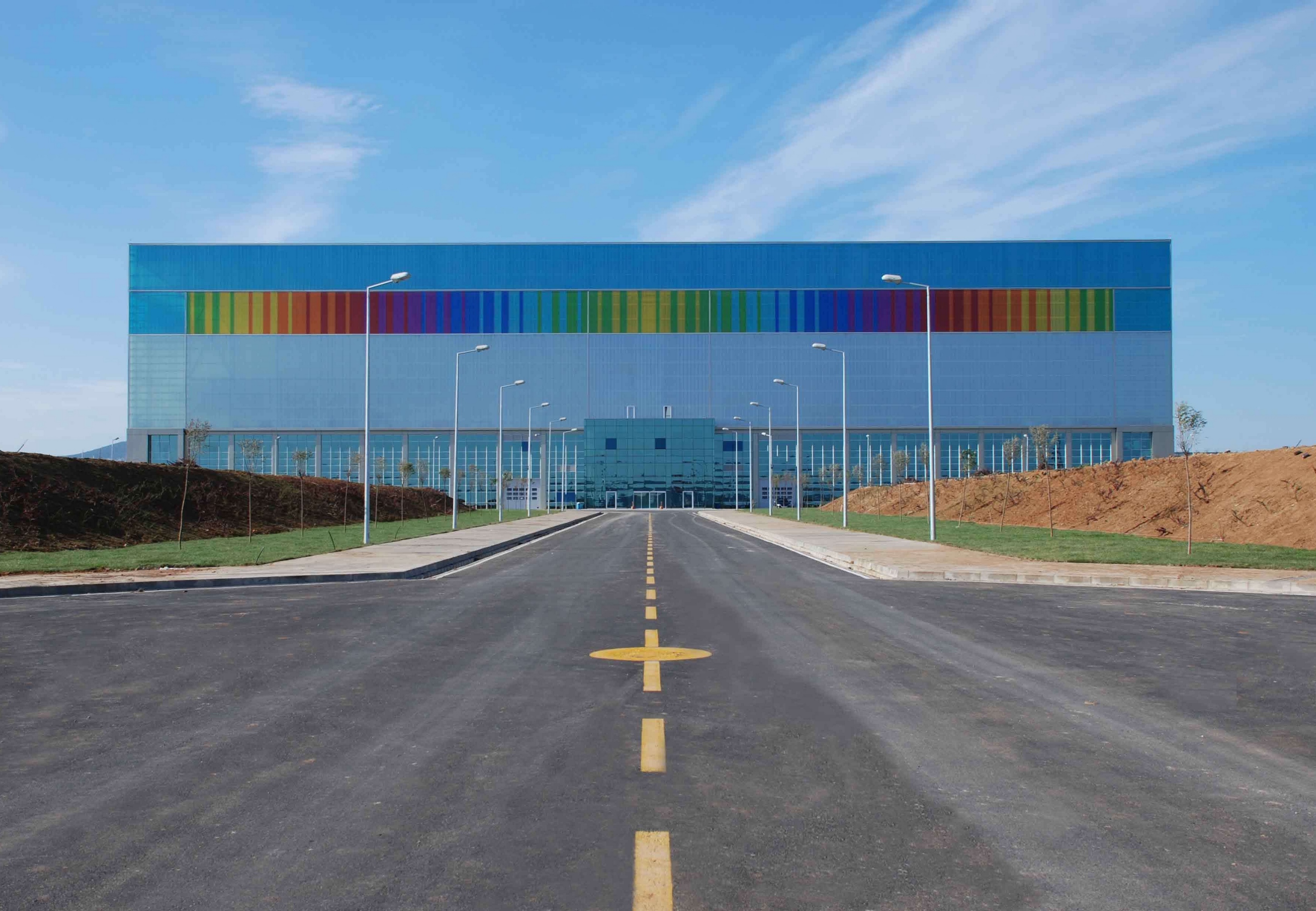 Durch die große Anzahl an Design-Varianten können Fassaden von Industriehallen individuell gestaltet werden. Foto: Rodeca GmbH