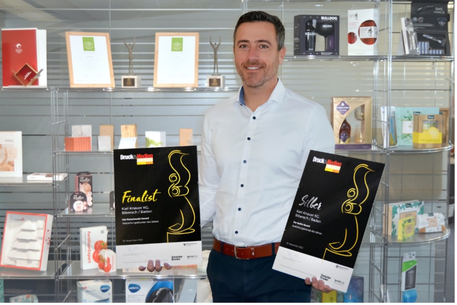 Marco Manna mit den Urkunden der Druck&Medien Awards 2022