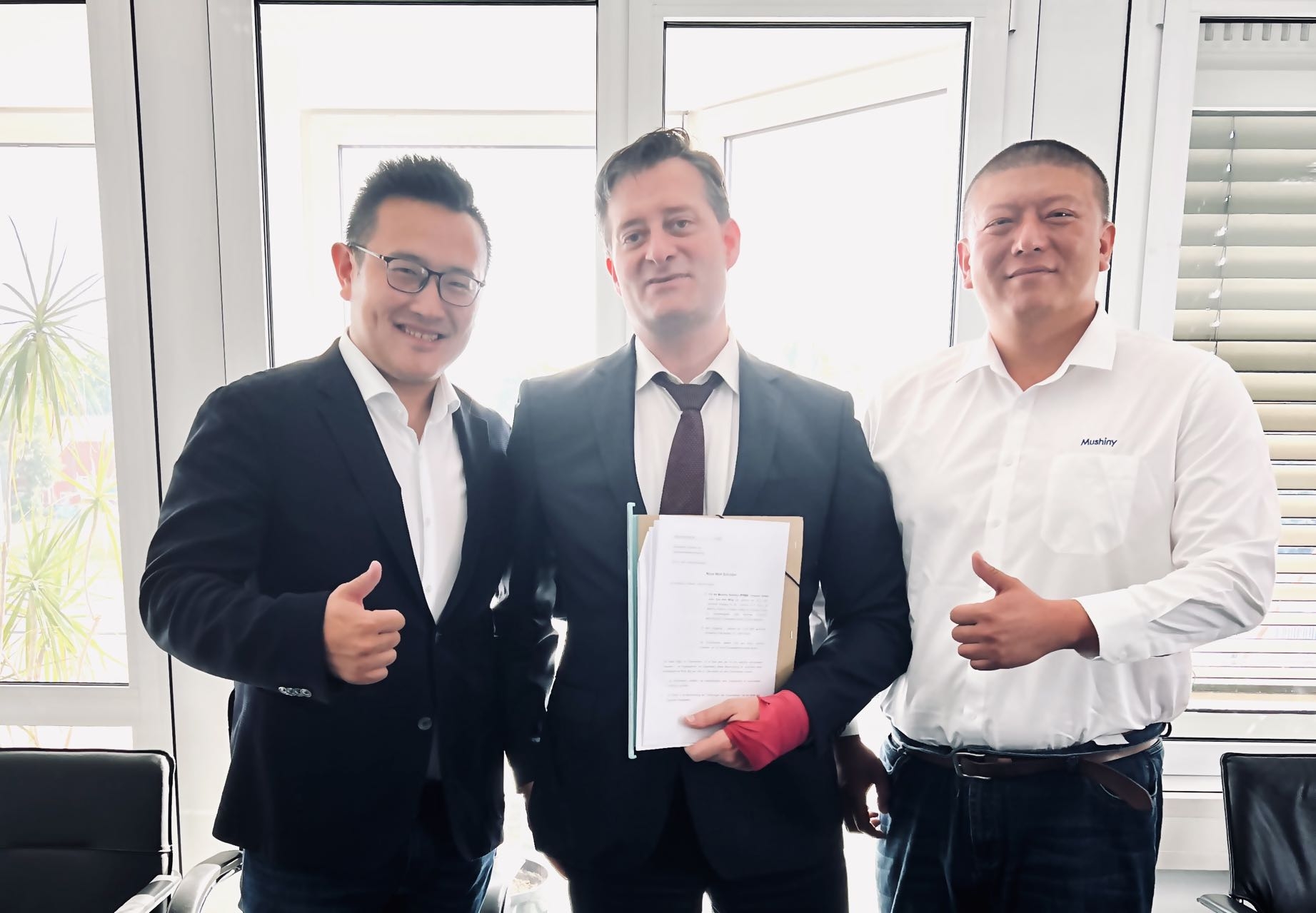 Über die Gründung der Mushiny Robotics Europe GmbH freuen sich (v.l.) Co-Founder Thomas Li, Notar Wolf Schröder, K2 Liu (CEO)