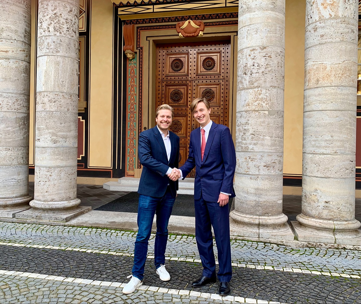 Lennart Hinrichs von TWAICE (l) und Michael Berger von Munich Re (r) (Bildquelle: @Munich Re& TWAICE) Lennart Hinrichs von TWAICE (l) und Michael Berger von Munich Re (r) (Bildquelle: @Munich Re& TWAICE)