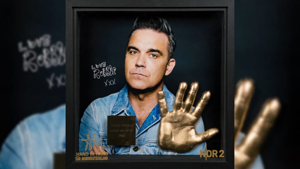 Robie Williams signierter Abdruck geht in die Auktion _ (c)NDR 2 (Die Bildrechte liegen bei dem Verfasser der Mitteilung.) Robie Williams signierter Abdruck geht in die Auktion _ (c)NDR 2 (Die Bildrechte liegen bei dem Verfasser der Mitteilung.)