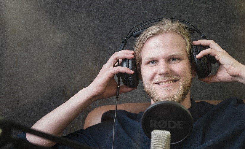 Hörbuch-Sprecher Sören Martens spricht und produziert im eigenen Tonstudio (Bildquelle: Jascha Pansch, JAP-Fotografie)