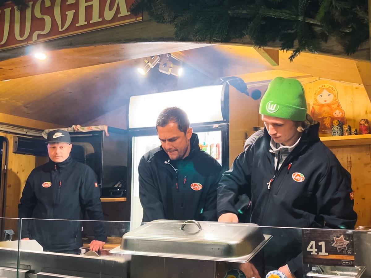 Marcel Schäfer und Patrick Wimmer auf dem Wolfsburger Weihnachtsmarkt (© VfL Wolfsburg) Marcel Schäfer und Patrick Wimmer auf dem Wolfsburger Weihnachtsmarkt (© VfL Wolfsburg)