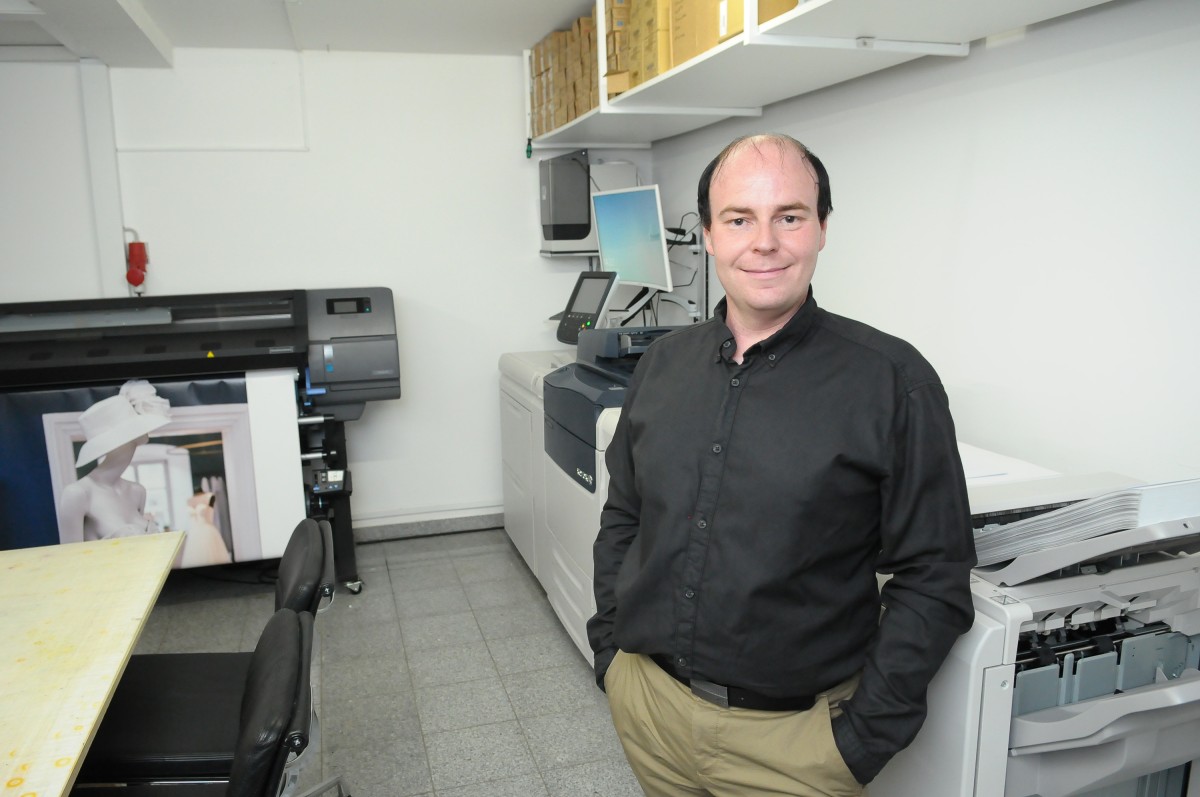 Sven Hackenberg in der Produktion (© Foto: Radoslaw Polizio | Medienzentrum Günzburg) Sven Hackenberg in der Produktion (© Foto: Radoslaw Polizio | Medienzentrum Günzburg)