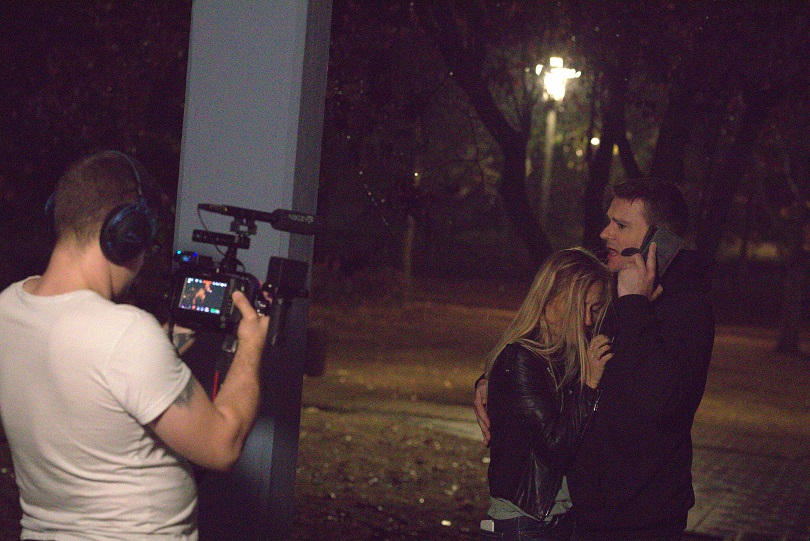 Sarah Stork und Sebastian Pink beim Dreh von"The Way Home", mit Kameramann Nico Martinelli. (Die Bildrechte liegen bei dem Verfasser der Mitteilung.) Sarah Stork und Sebastian Pink beim Dreh von"The Way Home", mit Kameramann Nico Martinelli. (Die Bildrechte liegen bei dem Verfasser der Mitteilung.)