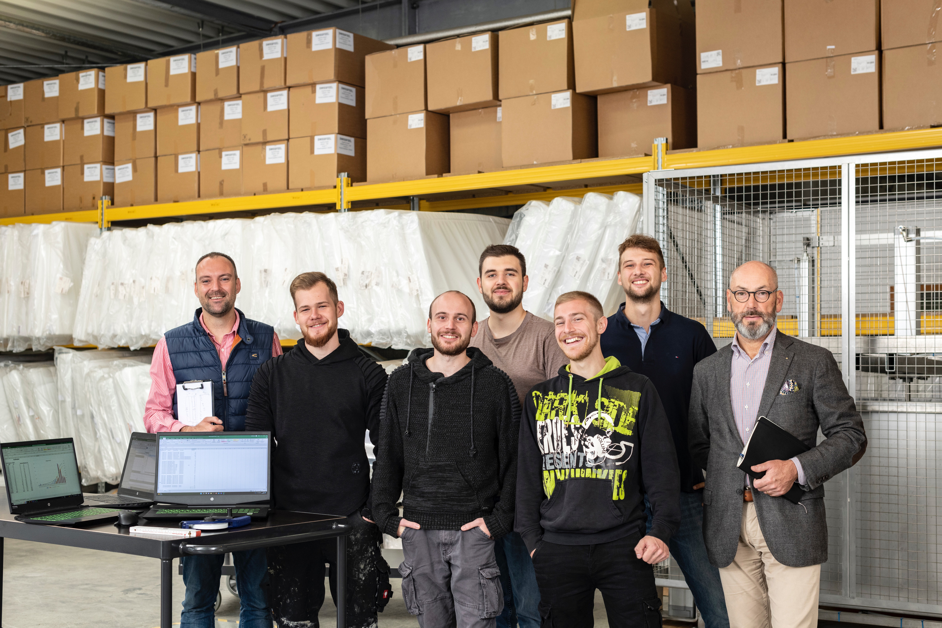 Kai Rittmeier (links) von Swissfeel mit Nachwuchstechnikern sowie Jens Rosenbaum (rechts) - Bettenexperte und Unternehmer. Kai Rittmeier (links) von Swissfeel mit Nachwuchstechnikern sowie Jens Rosenbaum (rechts) - Bettenexperte und Unternehmer.