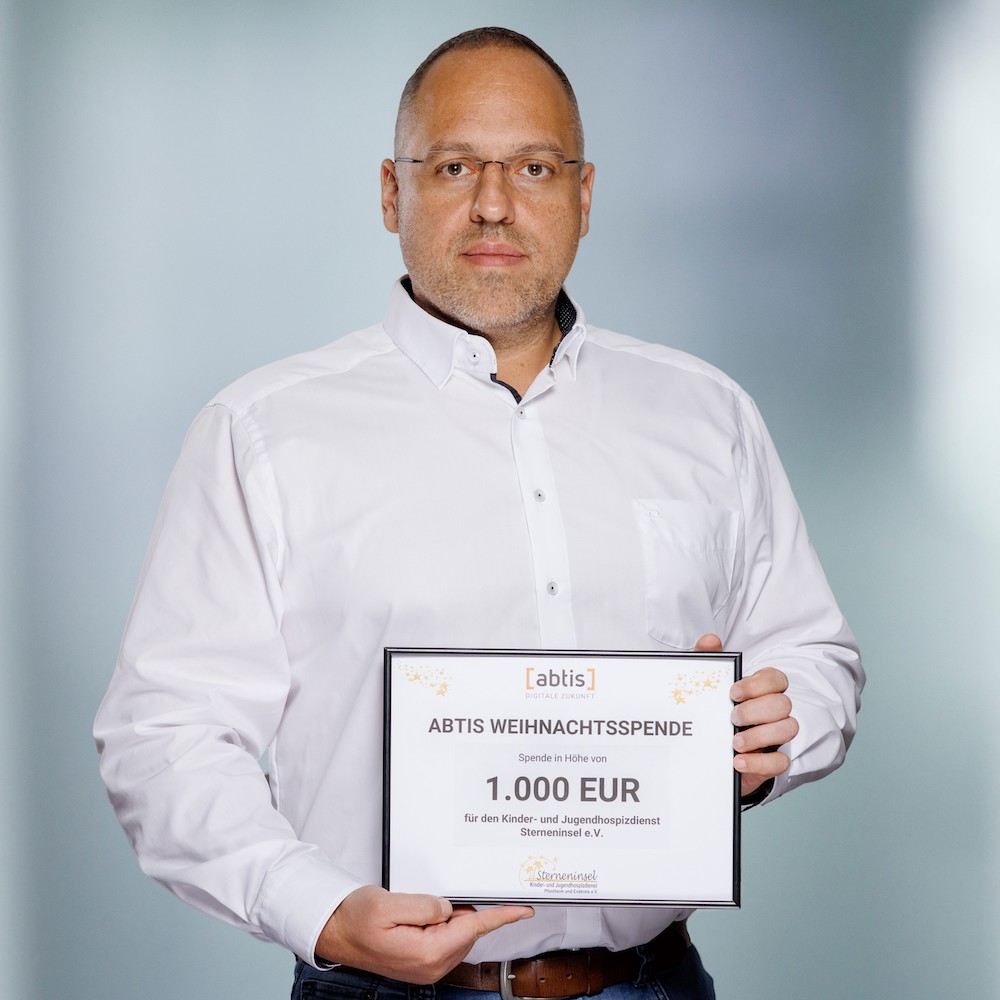 Thorsten Weimann, CEO der abtis GmbH, spendet für die Pforzheimer Zentrale an die Sterneninsel. (Die Bildrechte liegen bei dem Verfasser der Mitteilung.)