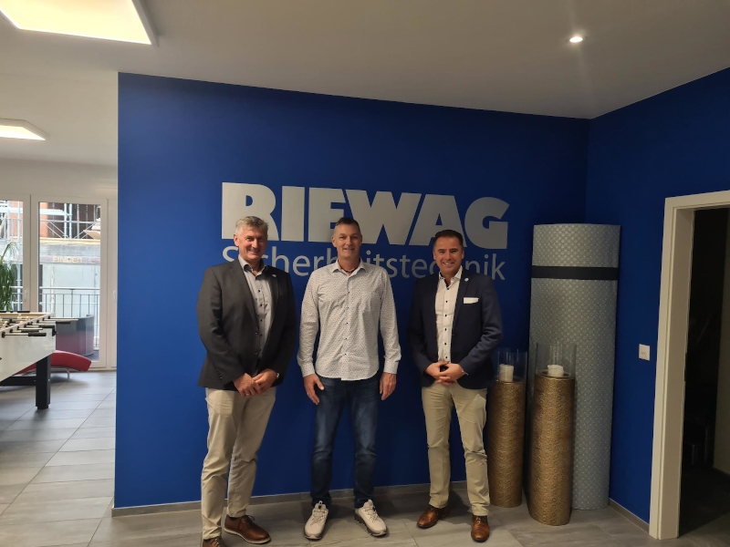 Christian Moser, Daniel Rickenbach und Steffen Bluhm (CEO der Scutum Group) (Die Bildrechte liegen bei dem Verfasser der Mitteilung.) Christian Moser, Daniel Rickenbach und Steffen Bluhm (CEO der Scutum Group) (Die Bildrechte liegen bei dem Verfasser der Mitteilung.)