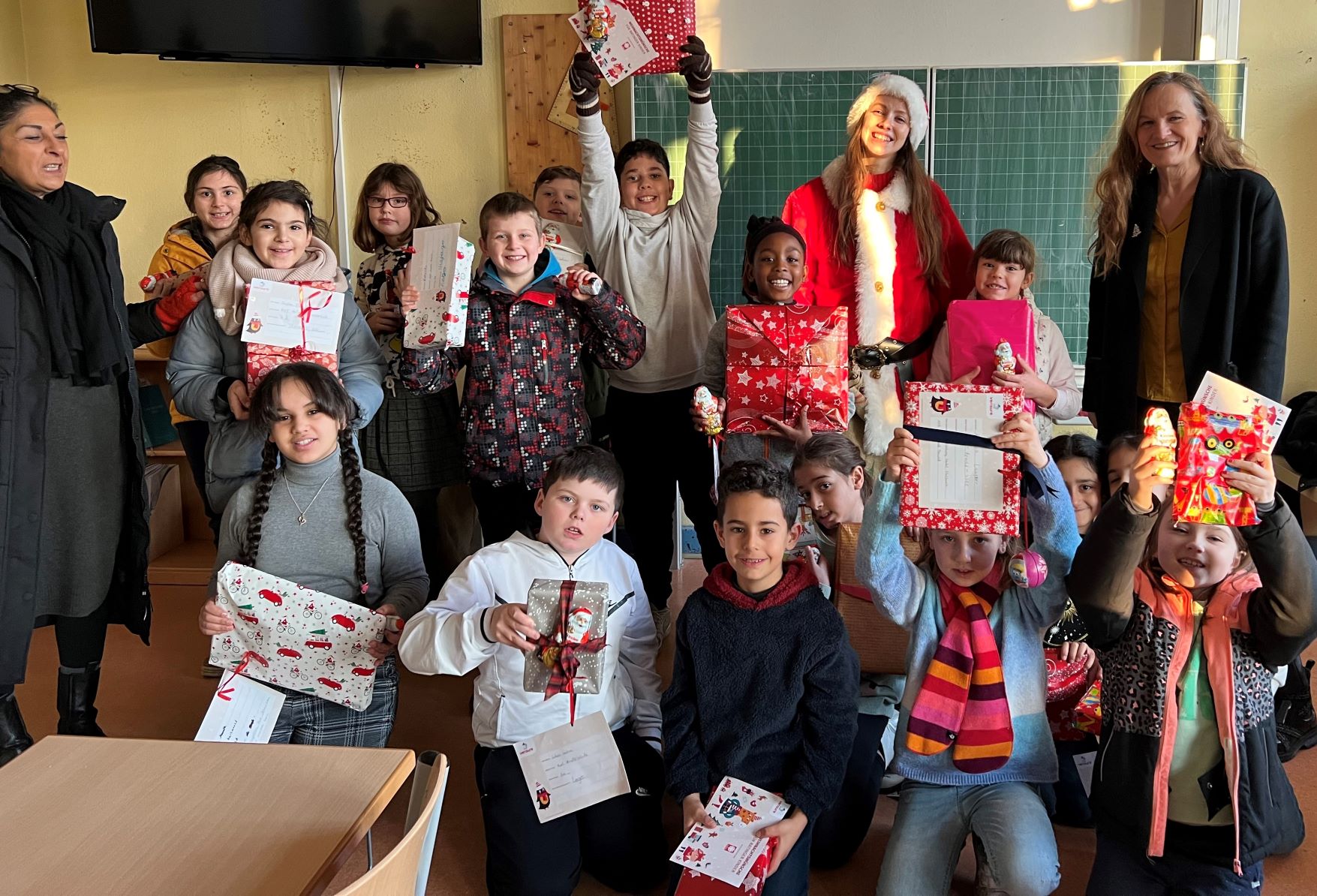 Caritas Lernpatenkids freuen sich riesigüber die Geschenke, hier in der Ratinger Karl-Arnold-Schule (Die Bildrechte liegen bei dem Verfasser der Mitteilung.)