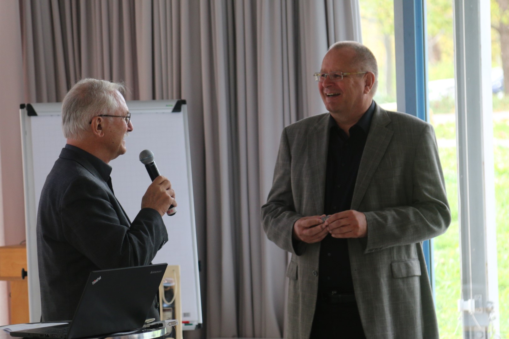 Mit der Ehrennadel zeichnete die Hochschule Reutlingen Prof. Dr. Dietnar Bönke (rechts) aus. Die Laudatio hielt Prof. Dr. Herbert