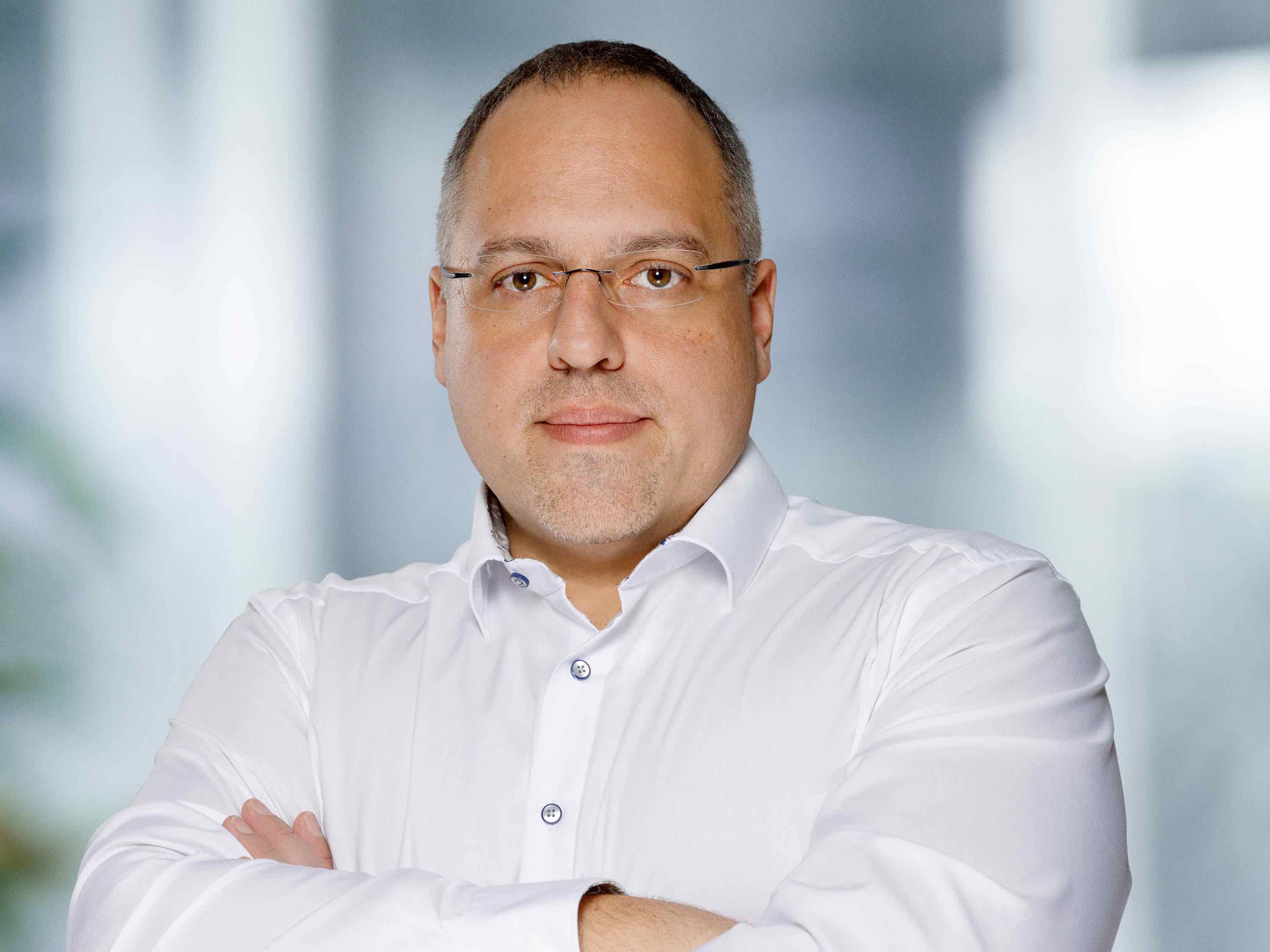 abtis-Geschäftsführer Thorsten Weimann ist stolz auf das zertifizierte Know-how seines Unternehmens. (Die Bildrechte liegen bei dem Verfasser der Mitteilung.) abtis-Geschäftsführer Thorsten Weimann ist stolz auf das zertifizierte Know-how seines Unternehmens. (Die Bildrechte liegen bei dem Verfasser der Mitteilung.)